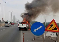 Thót tim: Xe bán tải bốc cháy ngùn ngụt trên cao tốc, tài xế thoát nạn thần kỳ