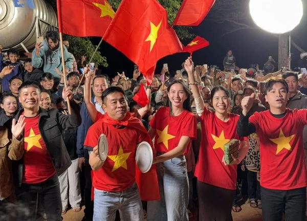 Thuy Tien "swings the gong and dances the drum" with Quang Linh, dyeing social media red to celebrate Vietnam