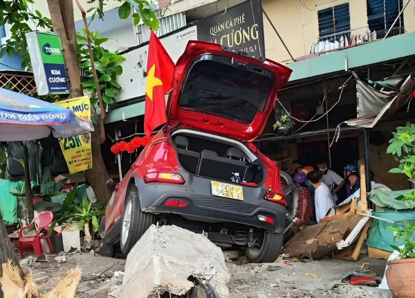 Ho Chi Minh City: Car rushes like an arrow, "splitting" a coffee shop in half, customers panic at the beginning of the year?