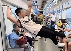 Thanh niên 'làm màu' trên tàu metro: Câu like bất chấp, ai nhìn cũng "ngứa mắt"?