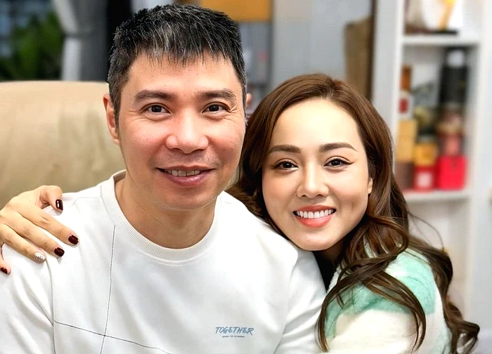 Nhan sắc vợ 3, chăm chồng như chăm em bé của nam NSND xin từ chức Phó Giám đốc Nhà hát kịch Hà Nội