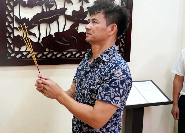 NSND Xuân Bắc dâng hương Tổ nghề ở Nhà hát Kịch Việt Nam