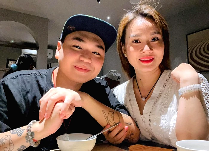 Vẻ ngoài bụi bặm, bên trong ấm áp ở tuổi 33 của nam ca sĩ lấy vợ lỡ một lần đò, có 2 con riêng