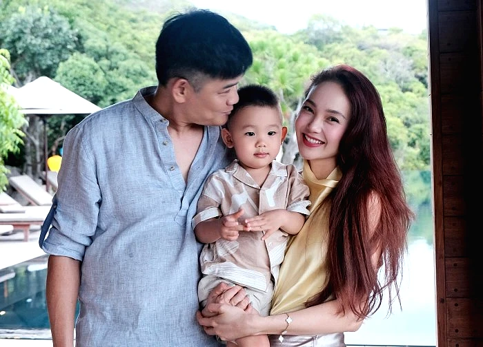 "Hot kid" mới của Vbiz: Mẹ là diễn viên hạng A, ba là doanh nhân gia thế khủng, xinh yêu thế này bảo sao không gây sốt?