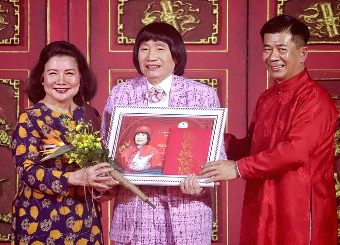 NSND Kim Cương, Minh Vương xúc động khi được tri ân trong ngày giỗ Tổ sân khấu