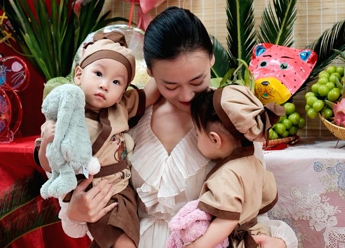 Sao Việt 4/10: Phương Oanh cùng con song sinh đón Trung thu đầu tiên ở trường