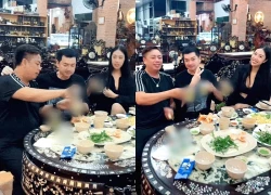 Vợ chồng Quang Minh đi nhậu với bạn bè, thấy máy quay liền thả phanh áo phản cảm