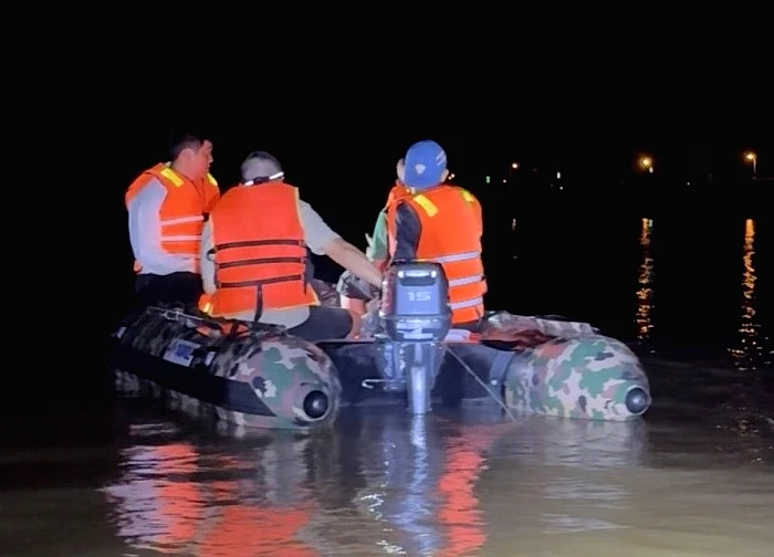 Tìm kiếm 3 bố con nghi nhảy cầu Bến Thủy