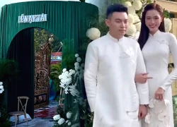 Why did Do Thi Ha and the young master hold the engagement ceremony at an odd time?