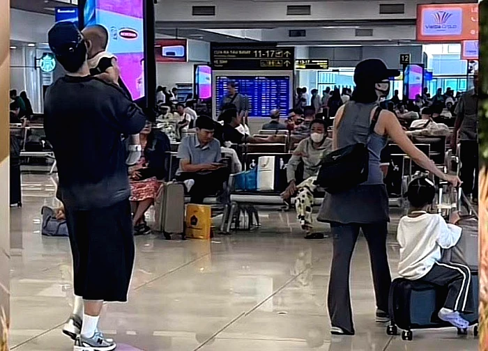 Photos of Dieu Nhi and Anh Tu traveling with their two children are circulating. The daughter is growing up and the son is attracting attention.