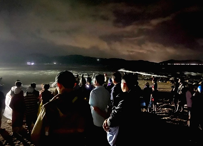 Hai người bị sóng cuốn mất tích ở biển Đắk Lắk