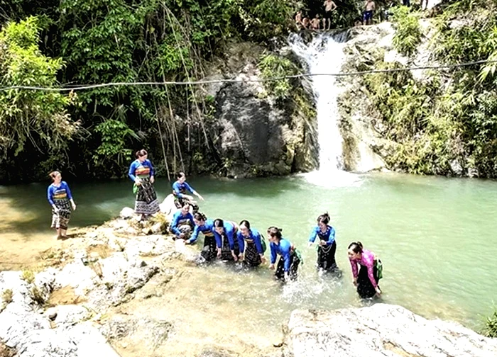 Khám phá vẻ đẹp thác Ba
