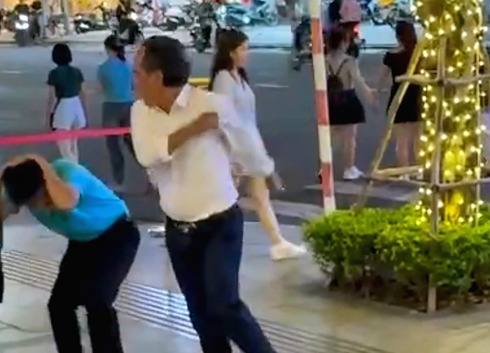 Người đàn ông mặc sơ mi trắng đánh tới tấp tài xế ô tô sau va chạm giao thông