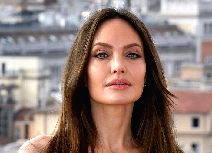 Angelina Jolie gặp rắc rối