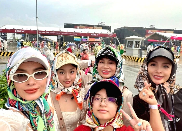 Ba thế hệ trong gia đình Thúy Hằng, Thúy Hạnh đội mưa xem concert G-Dragon