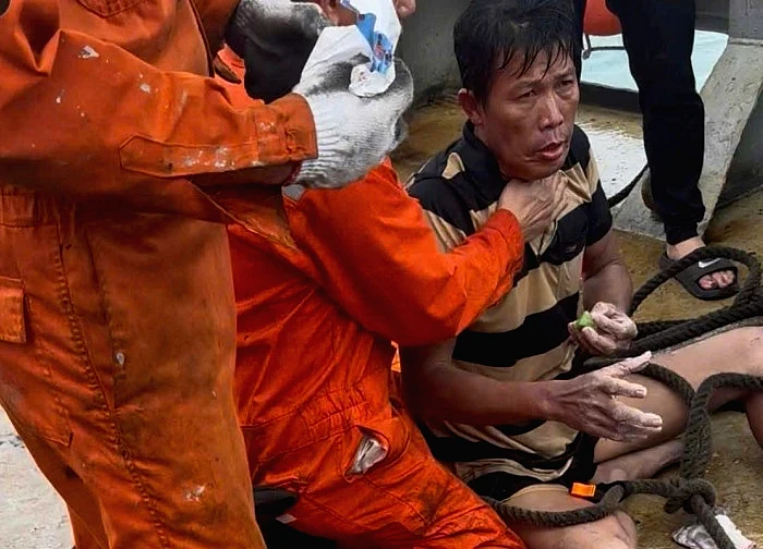 Sau hai ngày mất tích giữa biển, 1 trong 3 người ở Lý Sơn được cứu sống kỳ diệu