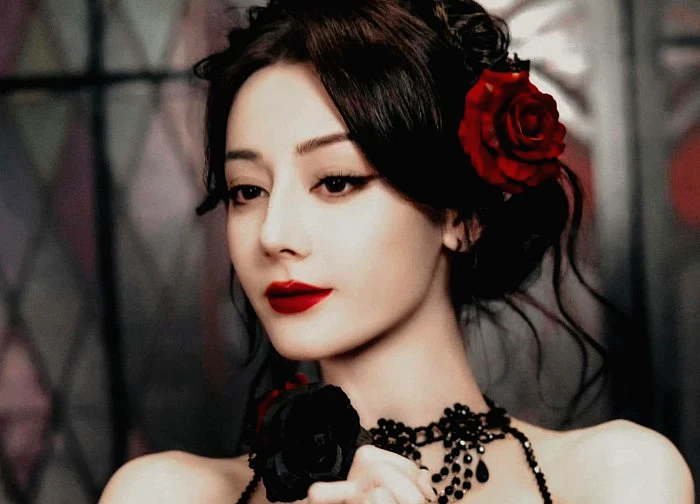 Địch Lệ Nhiệt Ba đang bắt chước Triệu Lộ Tư đấy à?