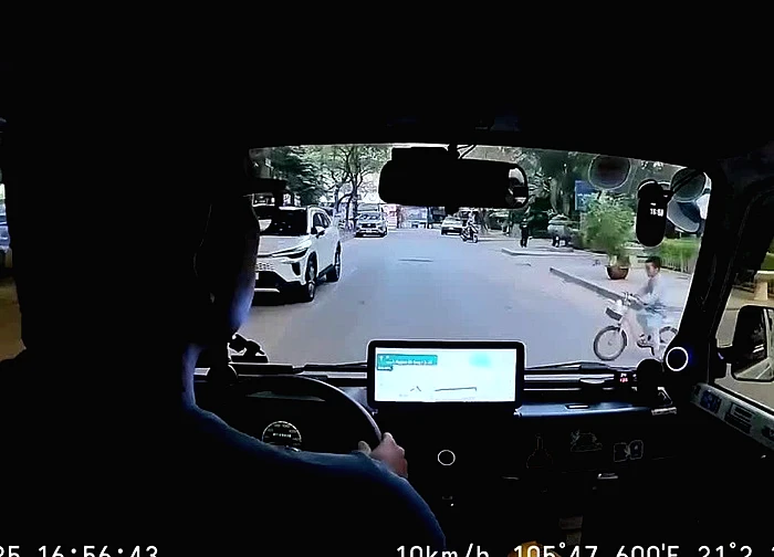 Bé trai phi xe đạp từ vỉa hè ra giữa đường, lao vào đầu ô tô