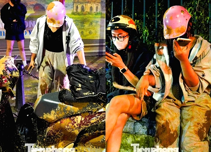 Bùn nhão bất ngờ tràn xuống phố Hà Nội, xe máy đổ la liệt