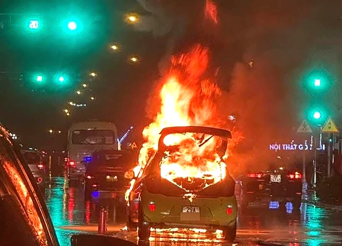 Ô tô bốc cháy ngùn ngụt giữa trời mưa ở Hà Nội