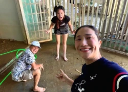 Nhà sao Vbiz ngập bùn đất sau lũ: Cả gia đình tất bật dọn dẹp, thiệt hại 2 xe máy