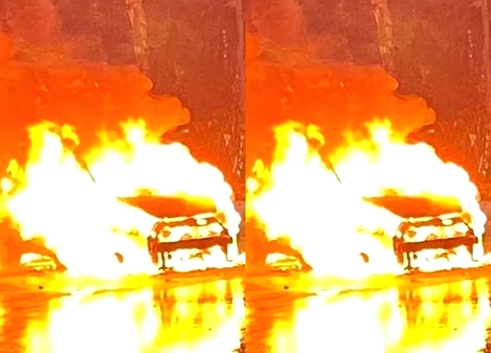 Ôtô bốc cháy ngùn ngụt dưới trời mưa ở Hà Nội