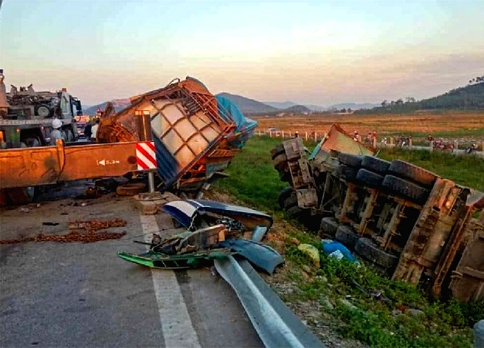 Tai nạn liên hoàn, cao tốc Nghi Sơn - Diễn Châu ùn tắc hơn ba tiếng