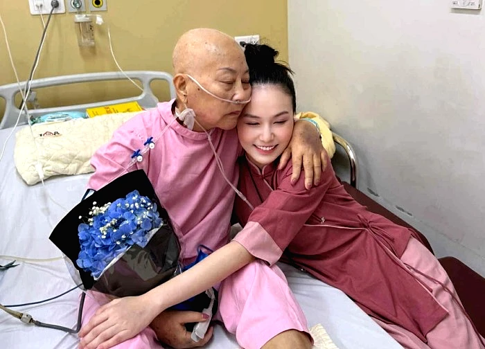 Vợ Tuấn Hưng kể đêm cuối trước khi mẹ chồng mất, nghẹn ngào khi mẹ bảo "con là con gái yêu của mẹ"