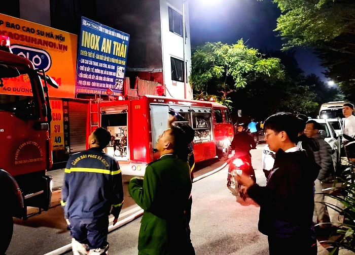 Giải cứu 5 người mắc kẹt trong vụ cháy nhà 5 tầng tại Hà Nội