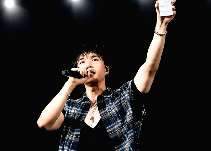 Hieuthuhai chuyển 400 triệu đồng gửi đồng bào vùng lũ ngay trên sân khấu