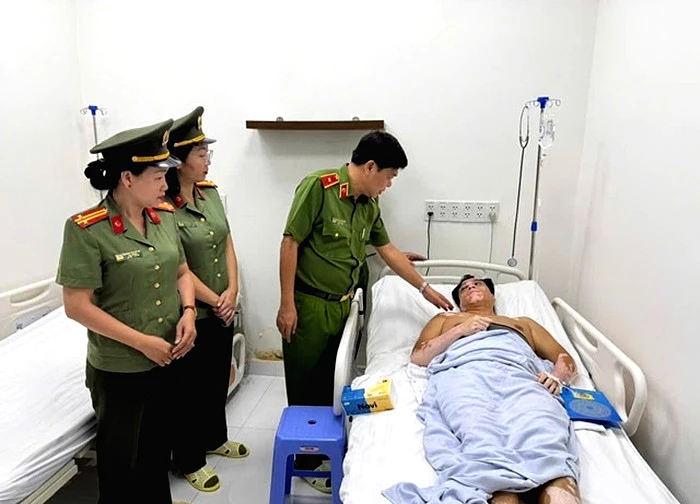 Cán bộ Công an TP.HCM bị thương trong nhiệm vụ khắc phục ngập lụt ở Đắk Lắk