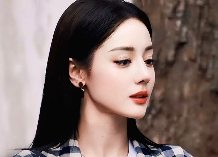 Địch Lệ Nhiệt Ba gây tranh cãi khi tiết lộ nhịn ăn tối để giảm 3kg cho vai diễn mới