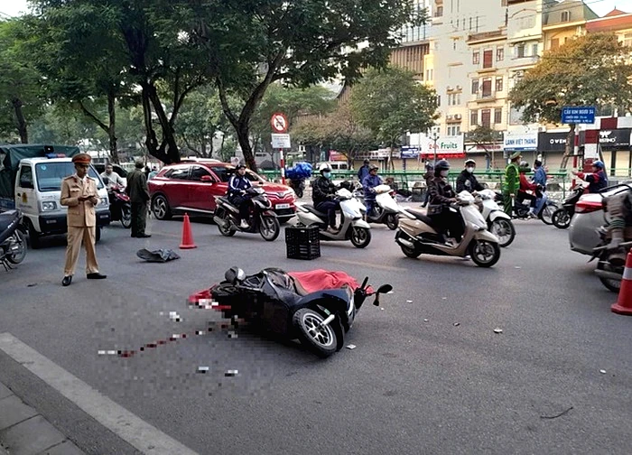 Va chạm với xe khách, nữ sinh viên đi xe máy tử vong