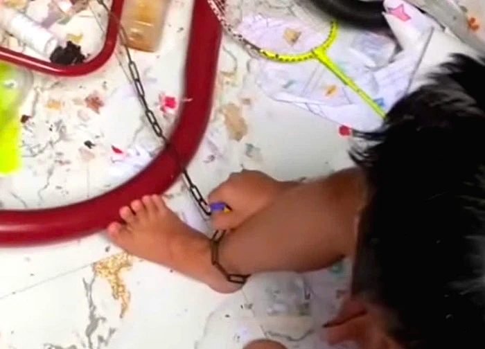 Bé gái mồ côi nghi bị bố xích chân trong căn phòng ngập rác