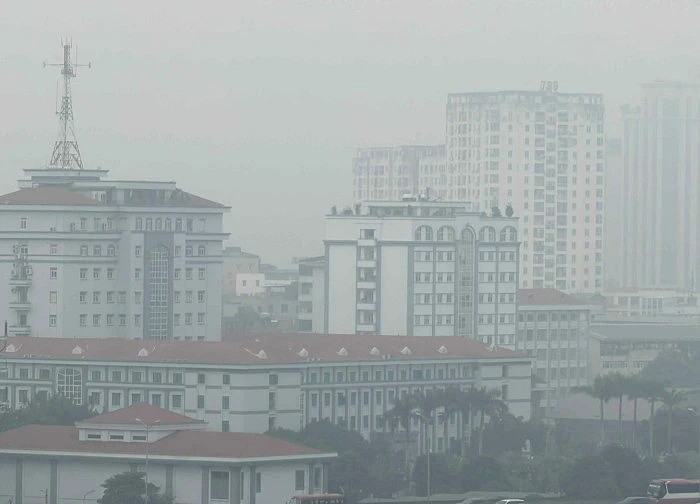 Cảnh tượng ô nhiễm ở Hà Nội sáng nay: Cao ốc 'biến mất', TP chìm trong lớp mù dày đặc
