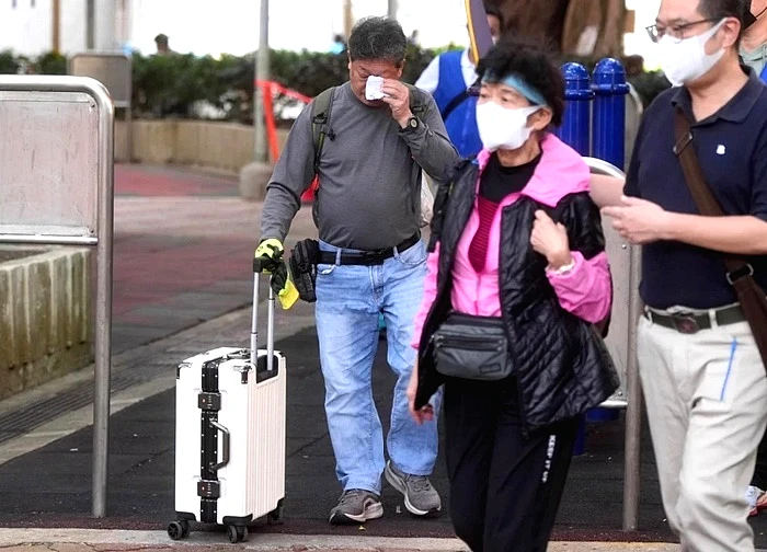 Cư dân chật vật sau vụ cháy chung cư ở Hong Kong