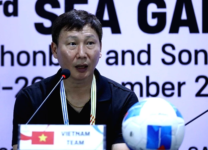 HLV Kim Sang-sik nói về bàn thắng tranh cãi trước Lào