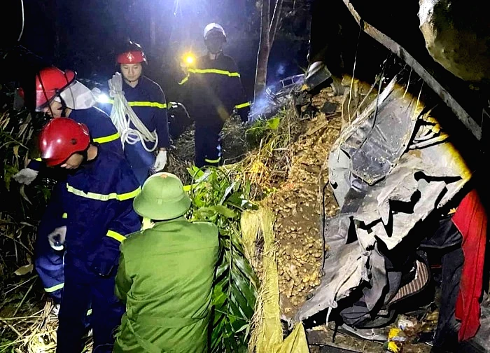 Xe tải lao xuống vực sâu 100m, tài xế tử vong