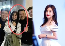 Is Zhao Wei currently in such a "miserable" state, sitting on the sidewalk, her face unrecognizable?