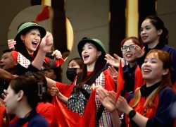 Hòa Minzy đại náo Seagames 33, một mình đội nón cối hét to nhất, fan quốc tế sốc