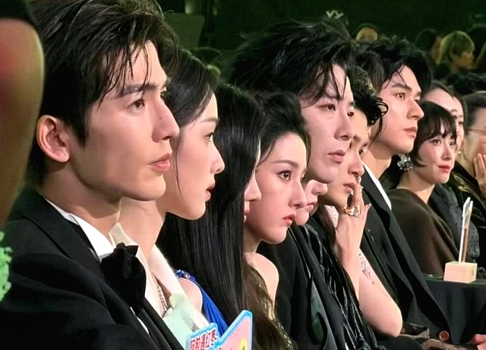 Khung ảnh gây nhức nhối showbiz nhất lúc này: Sao mũi ai cũng thẳng tắp, như đúc ra từ một khuôn