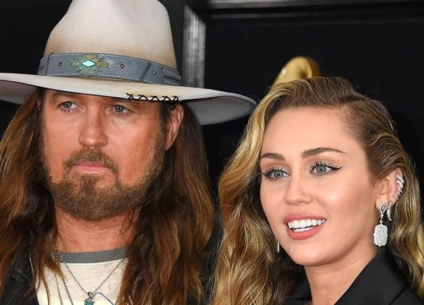 Cha Miley Cyrus muốn hàn gắn với con gái