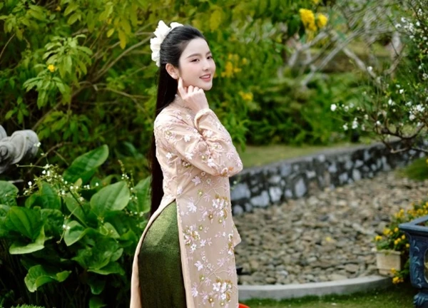 Quang Hải lái xế hộp đưa vợ đi làm, Chu Thanh Huyền lọt "cam thường", nhan sắc có còn lung linh như ảnh tự đăng?