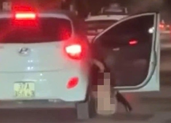 Xôn xao clip cô gái không mặc quần áo bất ngờ rơi khỏi xe ôtô