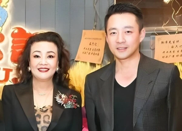 Bị chế giễu vì "nhận vơ" chuyện bỏ tiền đưa tro cốt Từ Hy Viên về, Uông Tiểu Phi mắng xối xả mẹ đại gia