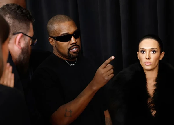 Kanye West giở thói "gia trưởng", bắt vợ 'đốt mắt' người xem táo bạo tại Grammy?