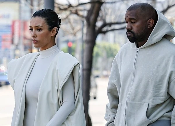 Kanye West thừa nhận kiểm soát vợ
