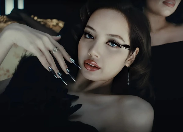 Lisa tung bài tẩy trong Mv mới, bước đệm xưng bá K-pop, "sút bay" mọi BXH?