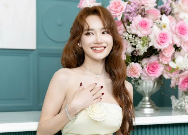Nhã Phương mặc gợ.i cả.m, khoe eo thon sau khi sinh con thứ hai