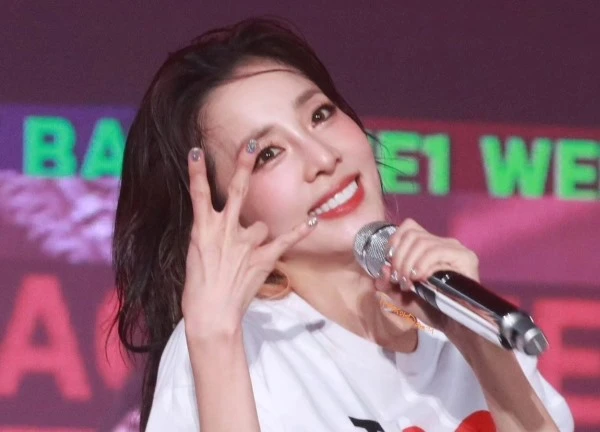 Vừa kể chuyện dụ dỗ trẻ v.ị thàn.h niê.n, Dara (2NE1) lại có hành động khiến dân mạng ngơ ngác: "Chị tự nói mà!"